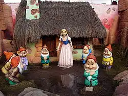 Sneeuwwitje en de zeven dwergen, Ankara – de dwergen zien eruit als in de Disney-film, maar Sneeuwwitje heeft blond haar