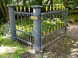 Linker deel van het westelijk toegangshek