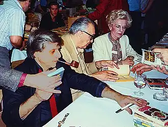 v.l.n.r. Harlan Ellison, A.E. van Vogt en Lydia van Vogt signeren boeken (1981)