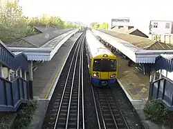 De overground op weg naar Euston langs het perron.