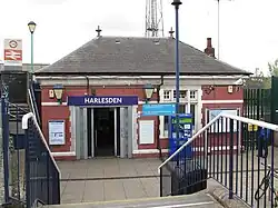 Het stationsgebouw naast de brug.