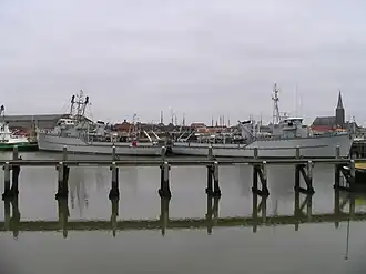 De voormalige mijnenvegers Hr. Ms. Sittard en Naarden in de haven van Harlingen