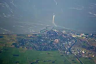 2014: Zicht op Harlingen in de richting van het IJsselmeer. Dwars door het beeld loopt de N31 met de Koningsbrug. Het aquaduct is er nog niet.