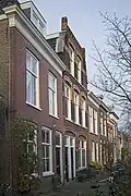 Pand met beneden- en bovenwoning, in 1907 gebouwd, in een decoratieve traditionalistische bouwtrant met invloeden van de Nieuwe Kunst