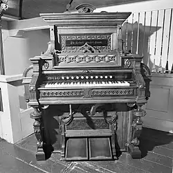 Harmonium achter orgelfront