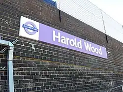 De stationsnaam in de huisstijl van de Elizabeth line.