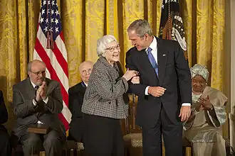 Harper Lee met president George W. Bush bij het in ontvangst nemen van de Presidential Medal of Freedom in 2007