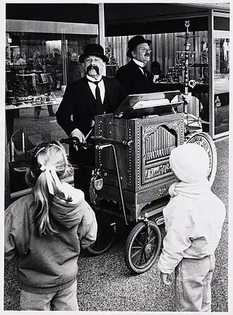 Dikmans (links) in 1985 op het Buikslotermeerplein in Amsterdam