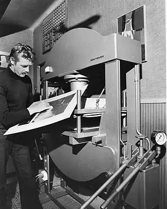 Harry van Kuyk met een drukontwerp voor zijn reliëfdrukpers Aldus Manutius, Nijmegen 1973