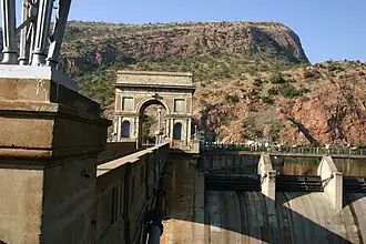 Dam van de Hartbeespoortdam met de Magaliesberg op de achtergrond.
