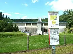 Het bordje nabij de stuwdam dat verwijst naar het begin van het naaktwandelpad.