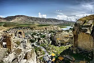 Ruïne van het kasteel van Hasankeyf Het gebied staat nu deels onder water na de voltooiing van de Ilısu Dam in 2018
