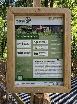 Duitse versie van de gedragsregels in natuurgebied Hasbruch, waar Schotse hooglanders los lopen