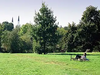 Volkspark Hasenheide, met op de achtergrond de minaretten van de Şehitlik-moskee.