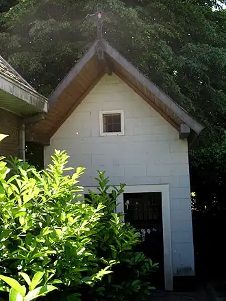 De kapel ligt verscholen tussen de huizen