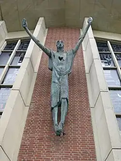Het grote bronzen Heilig Hartbeeld boven de hoofdingang