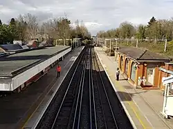 Sporen en perrons gezien vanaf de looopbrug