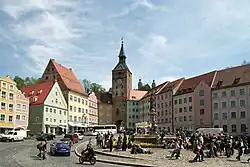 De Hauptplatz met de Schmalzturm in het centrum van Landsberg