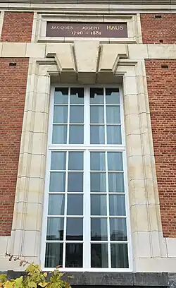 Vermelding van Jacques-Joseph Haus op het Gerechtsgebouw te Leuven