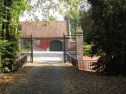 oprijlaantje met brug en poort