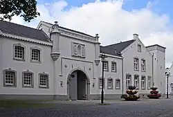 Middendeel en rechtervleugel