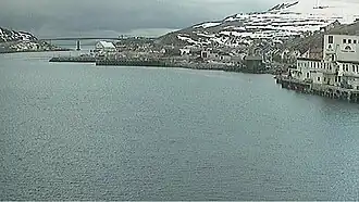 Havøysund met de brug op de achtergrond