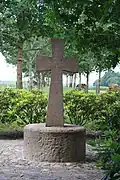 Monument voor een omgekomen Franse piloot die het vliegveld aanviel