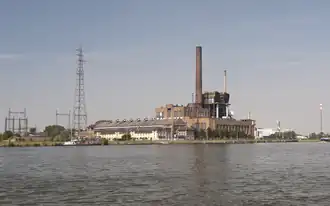 De elektriciteitscentrale langs het kanaal