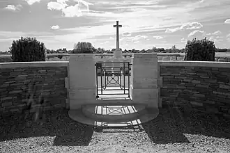 Toegang met naamsteen en Cross of Sacrifice