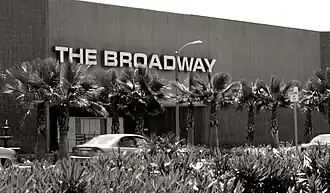 The Broadway in het Plaza Shopping Center in Hawthorne