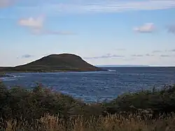 Cape Ardoise, de noordwestelijke kaap van de inham