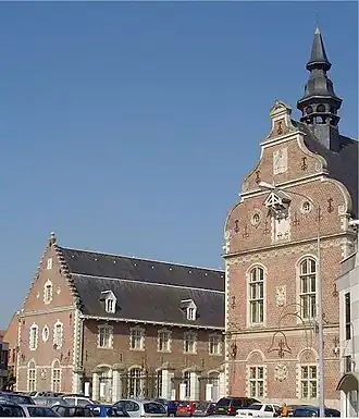 Het museumgebouw met de trapgevel en de volutengevel