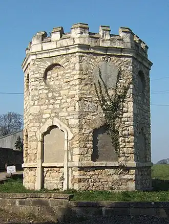 Een folly in de tuinen van Hazelwood Castle
