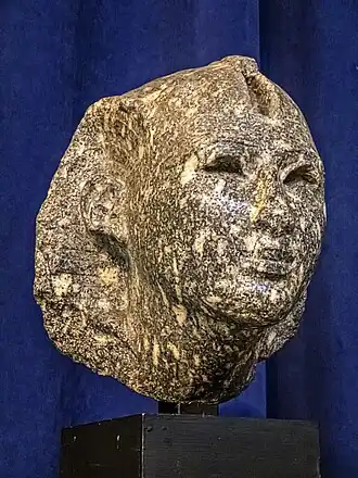 Hoofd van beeld van zwart graniet van farao Osorkon II Vindplaats Tunis, Penn Museum