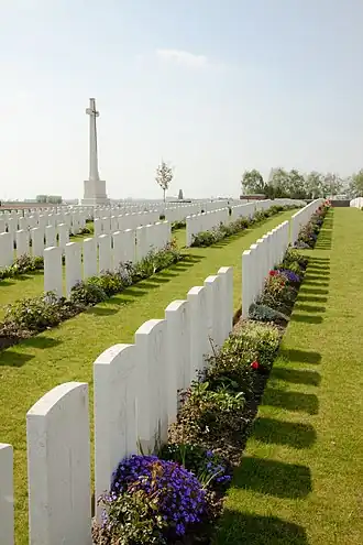 Overzicht met Cross of Sacrifice