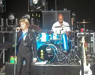 David Bowie en Sterling Campbell tijdens de Heathen Tour op 14 augustus 2002 in Mountain View