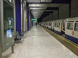 London Underground trein bij het station