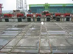 Rails voor zware belasting op het platform van een scheepslift.