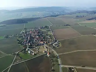Heckenbeck (voorgrond) en landgoed Hilprechtshausen