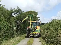 Heggen trimmen met een klepelmaaier