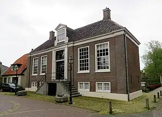 Voorgevel van het voormalige raadhuis (2021).