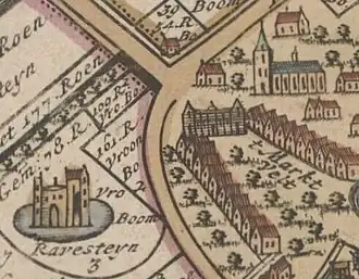 Tussen de kerk (rechtsboven) en de kasteelruïne (linksonder) staat aan het marktplein het ambachtsherenhuis (kaart uit 1698)
