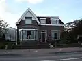 Bijgebouw bij woning (oorspronkelijk pachterswoning). Een Van Rijckevorsselhuisje.