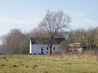 Tegen de linker gevel stond het waterrad