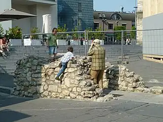 Het in 2006 opgemetselde stuk muur in de Pancratiusstraat
