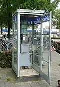 Vrijstaand gelegen telefooncel