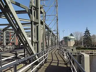 Voetpad en brugwachtershuisje