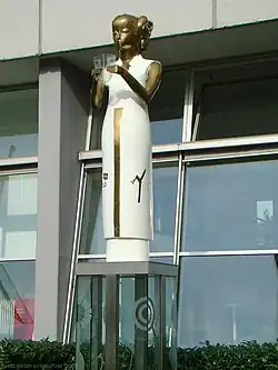 Frau, sich die Maske abnehmend (1996)