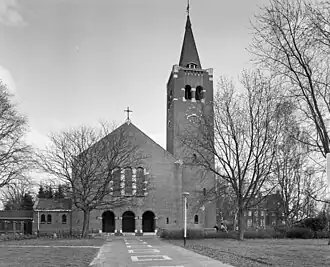 Heilig Hartkerk, ingang en kerktoren