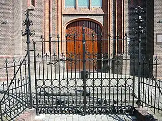 Deur en hekwerk van de kerk